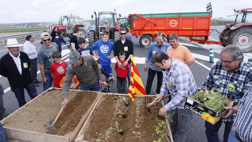 Un tall de carretera organitzat pels propietaris expropiats de la C-31, l&#039;abril del 2012 · Marc Martí