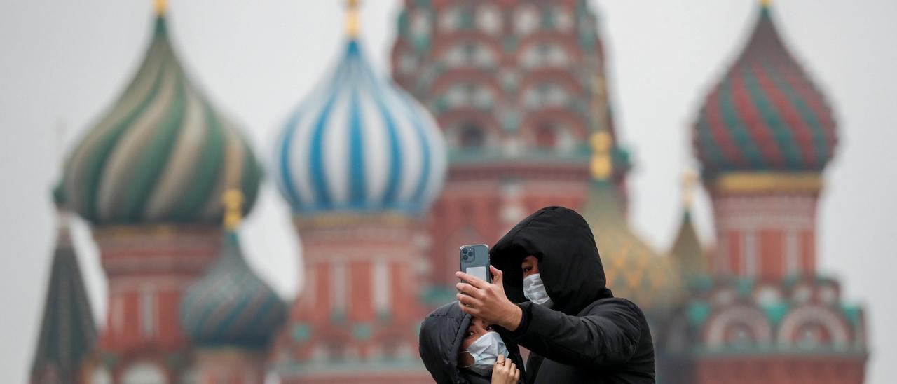 Turistas se hacen un selfie en Moscú.