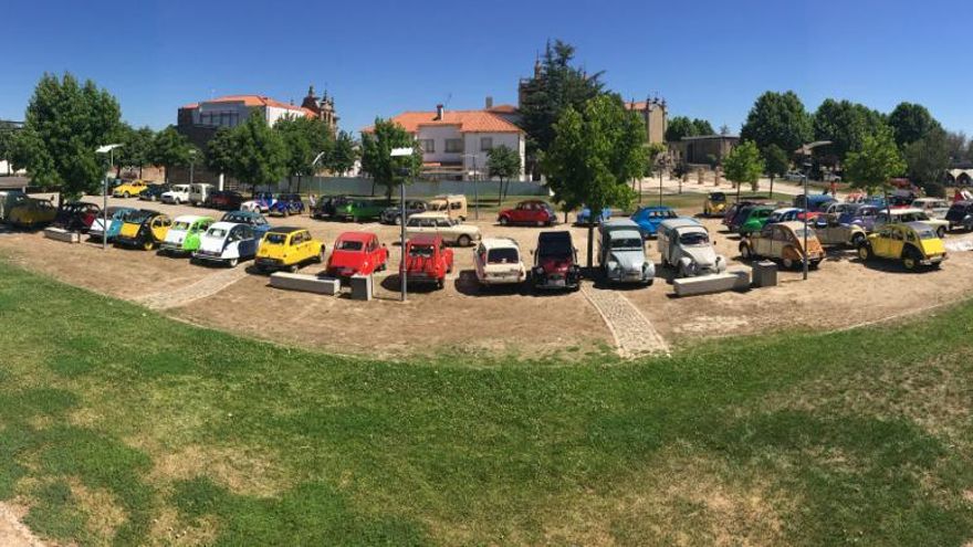 Encuentro coches clásicos en San Vitero