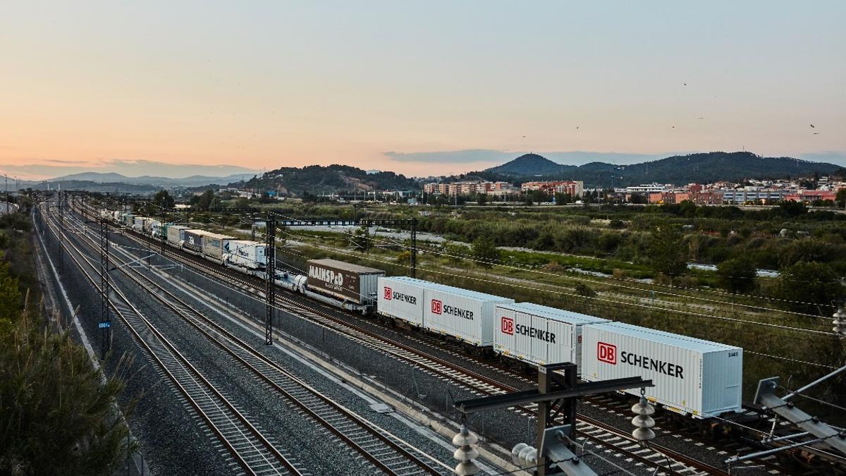 Un tren de mercancías en la línea Zaragoza-Madrid-Algeciras, que quiere convertirse en una autopista ferroviaria.
