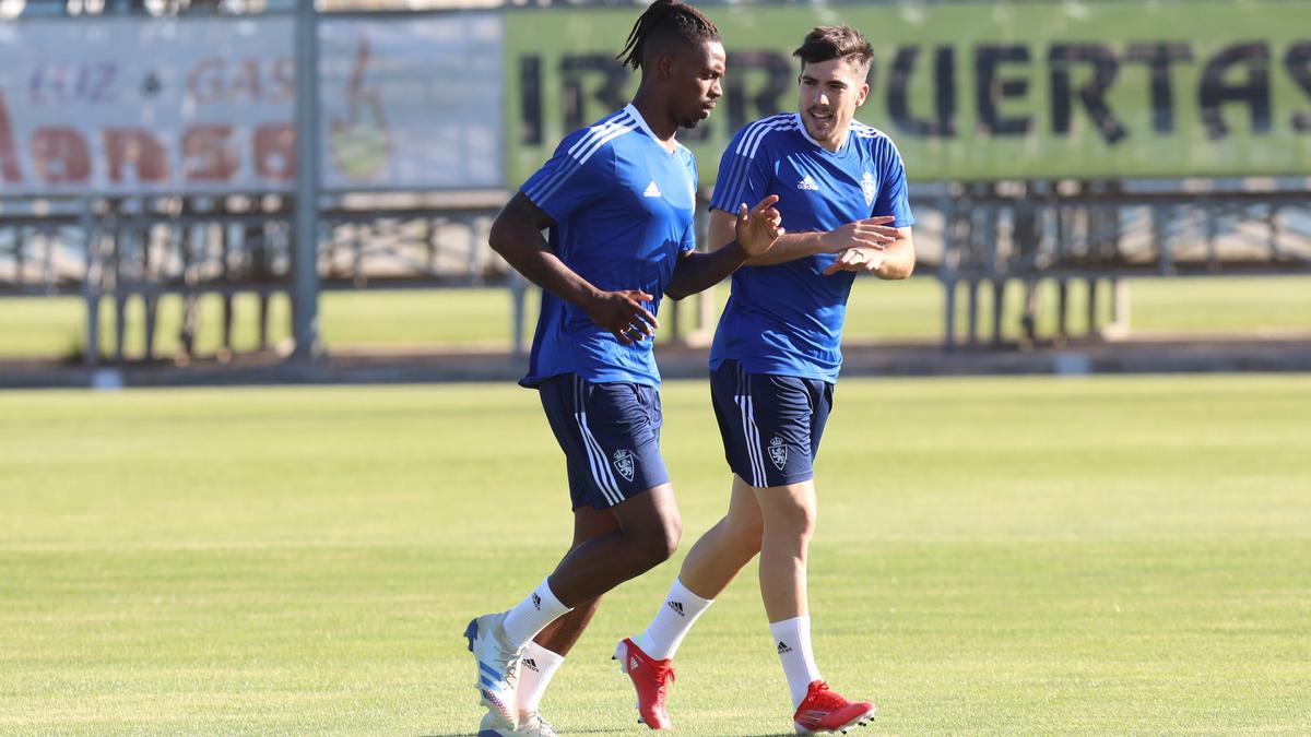 Larra dialoga con Jair en un entrenamiento de esta semana del Real Zaragoza.