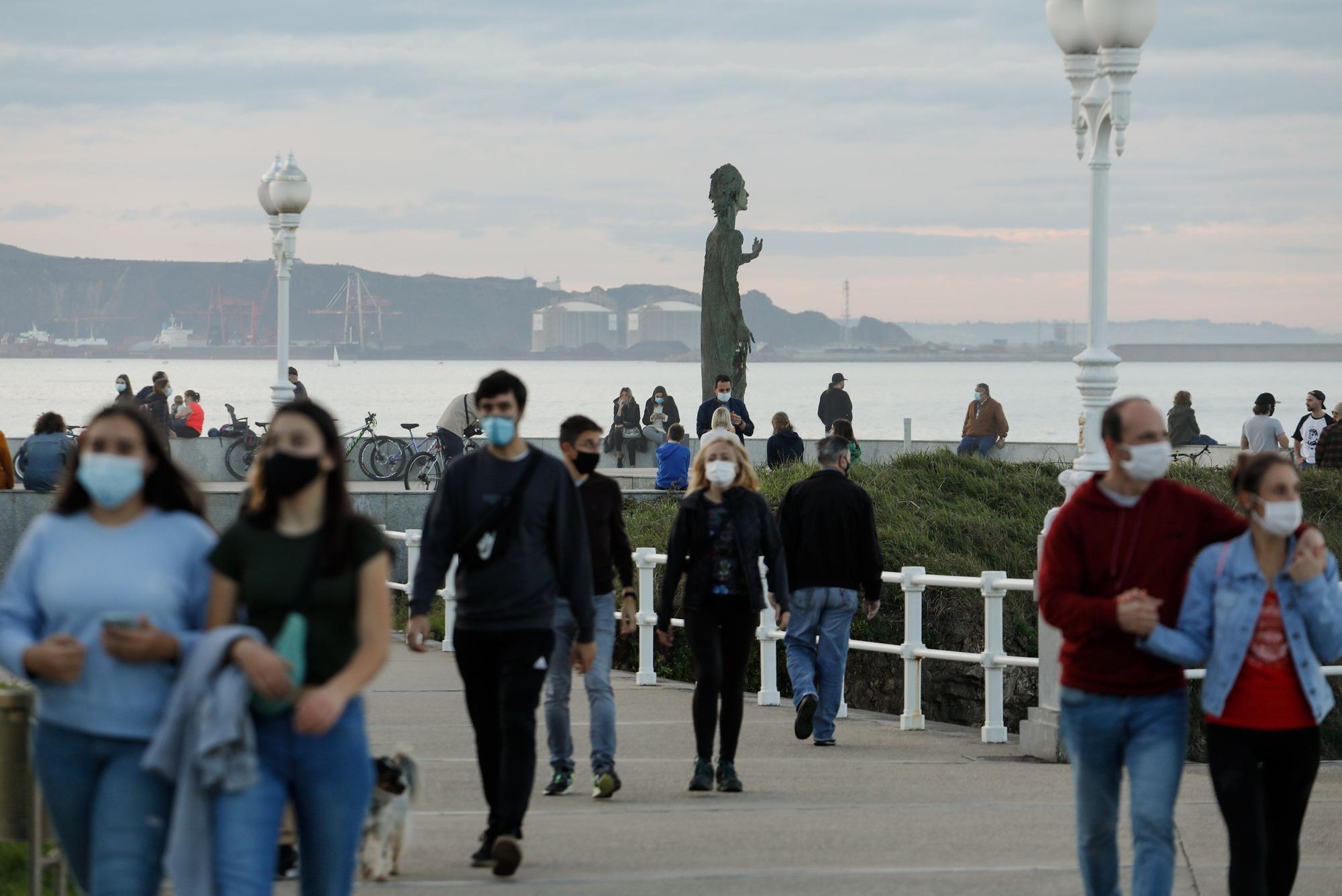 Buen tiempo y mucha gente en Gijón