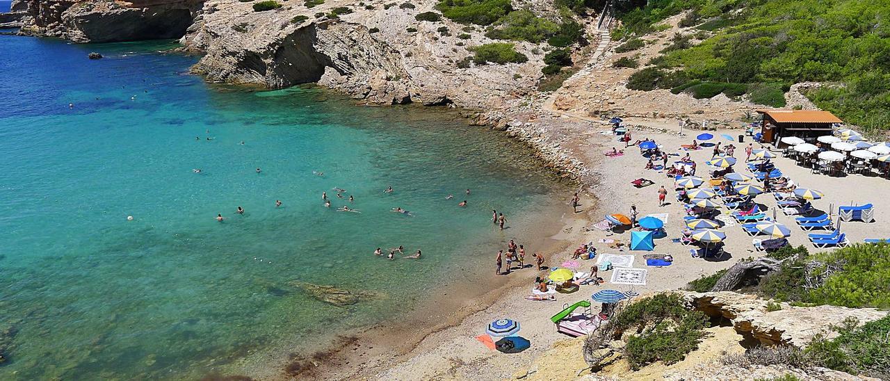 El chiringuito de Cristo, en Cala Codolar, en el verano de 2015, su última temporada. | XESCU PRATS