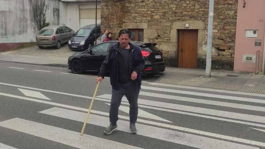 Un usuario de Sarela pide alargar unos segundos el semáforo del paso de peatones de Castiñeiriño