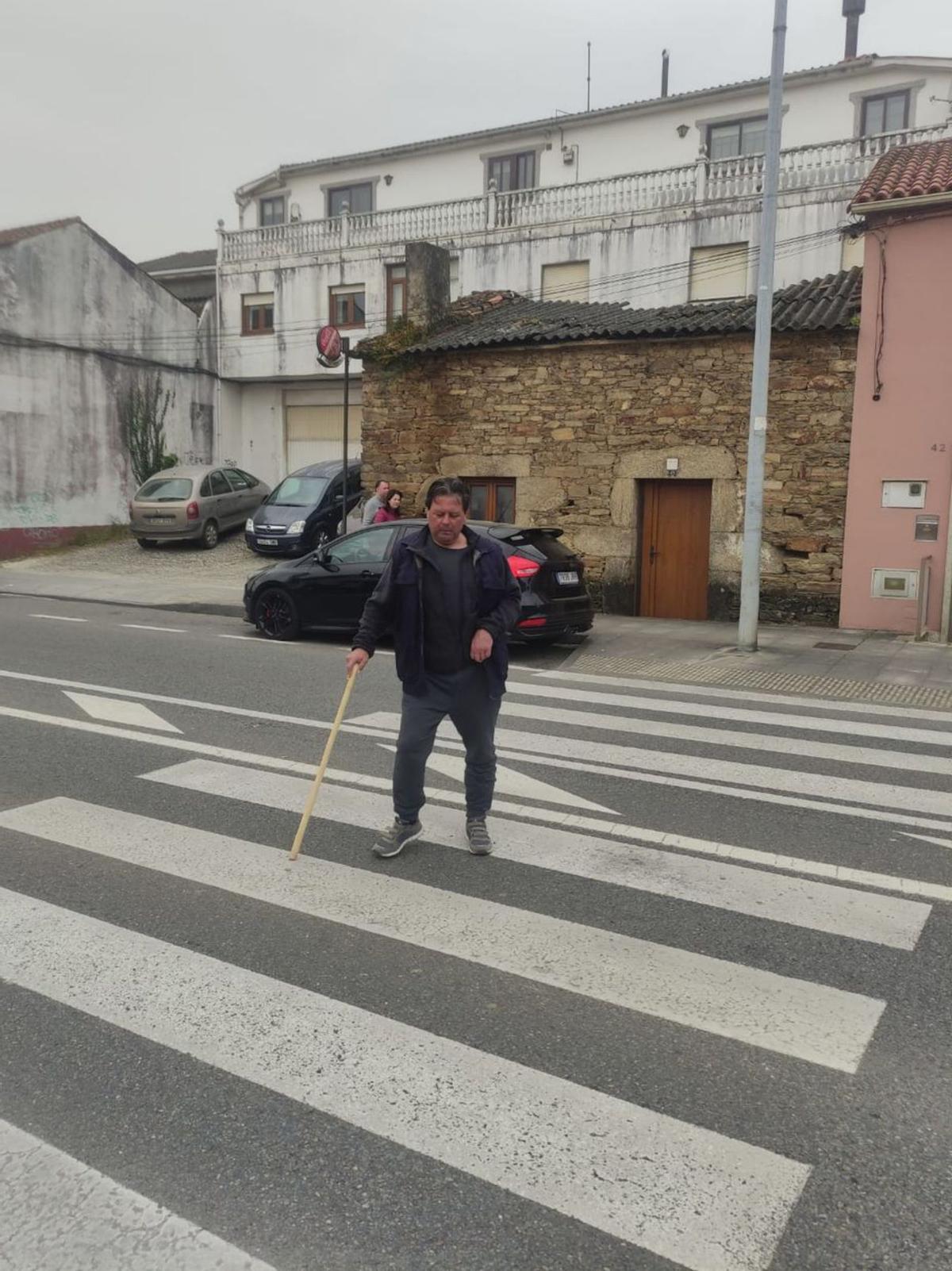 José Suárez cruzando un paso de peatones del Castiñeiriño. Sarela