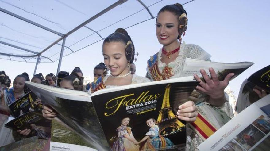 Entrega del Extra de Fallas a las Falleras Mayores y Cortes de Honor