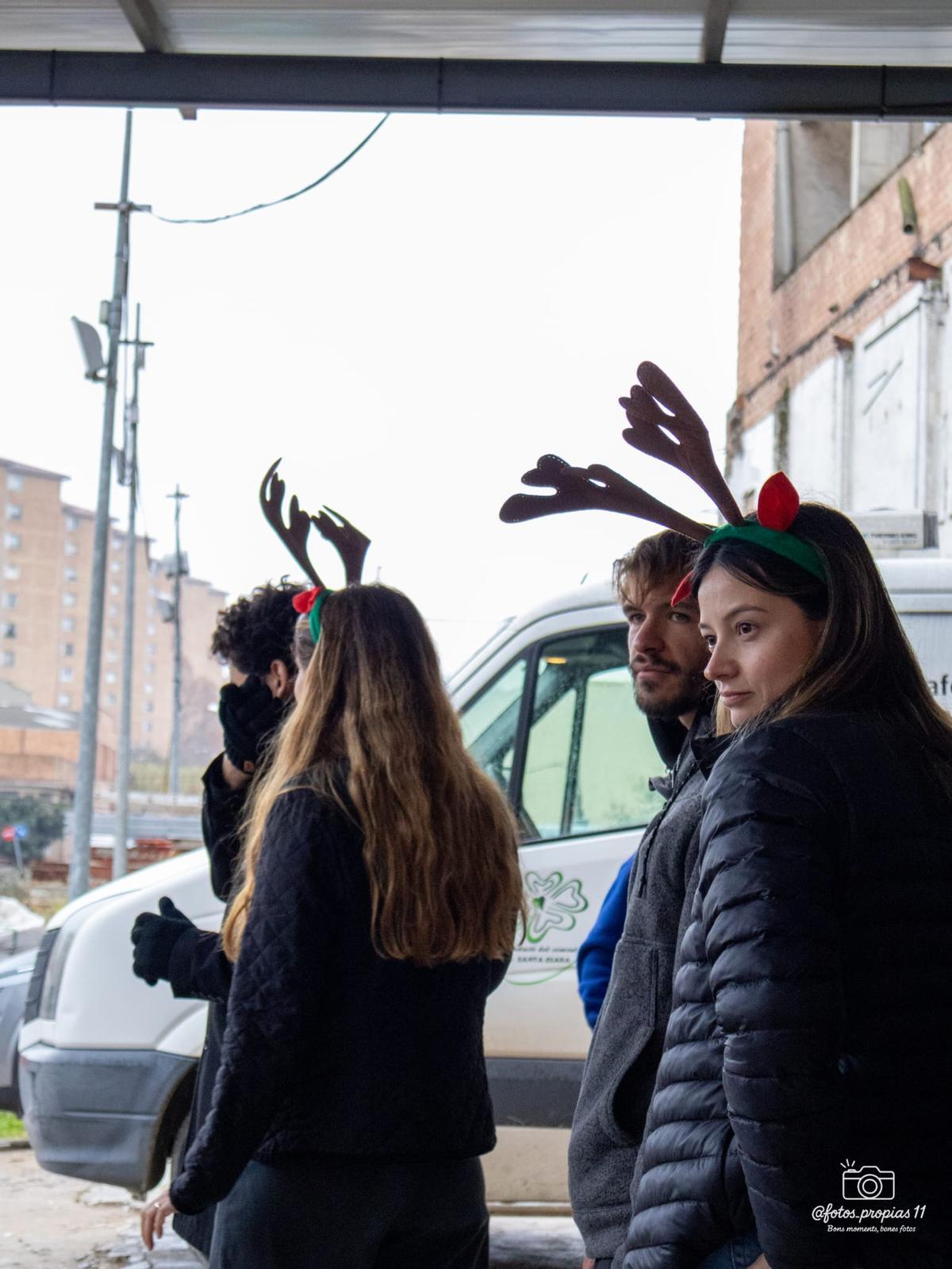 La Fundació del Convent de Santa Clara reparteix joguines a infants de la plataforma d'aliments
