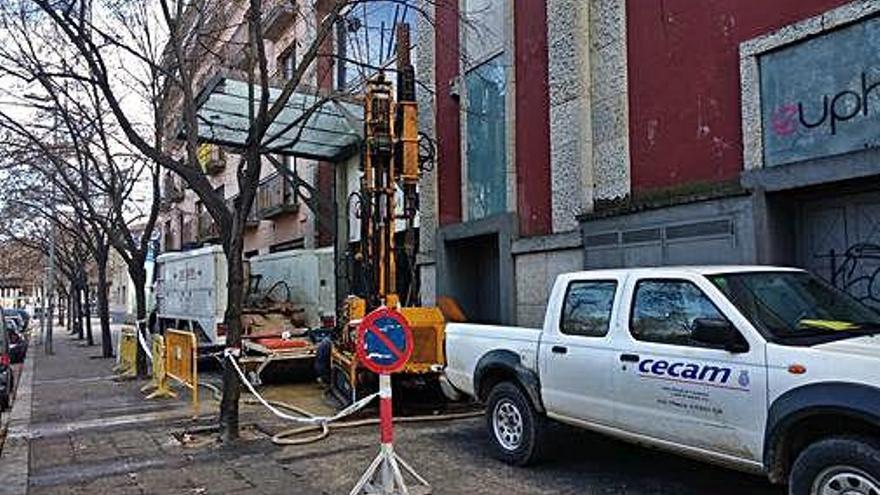 La màquina que sondeja el subsòl de l&#039;antiga sala de ball.