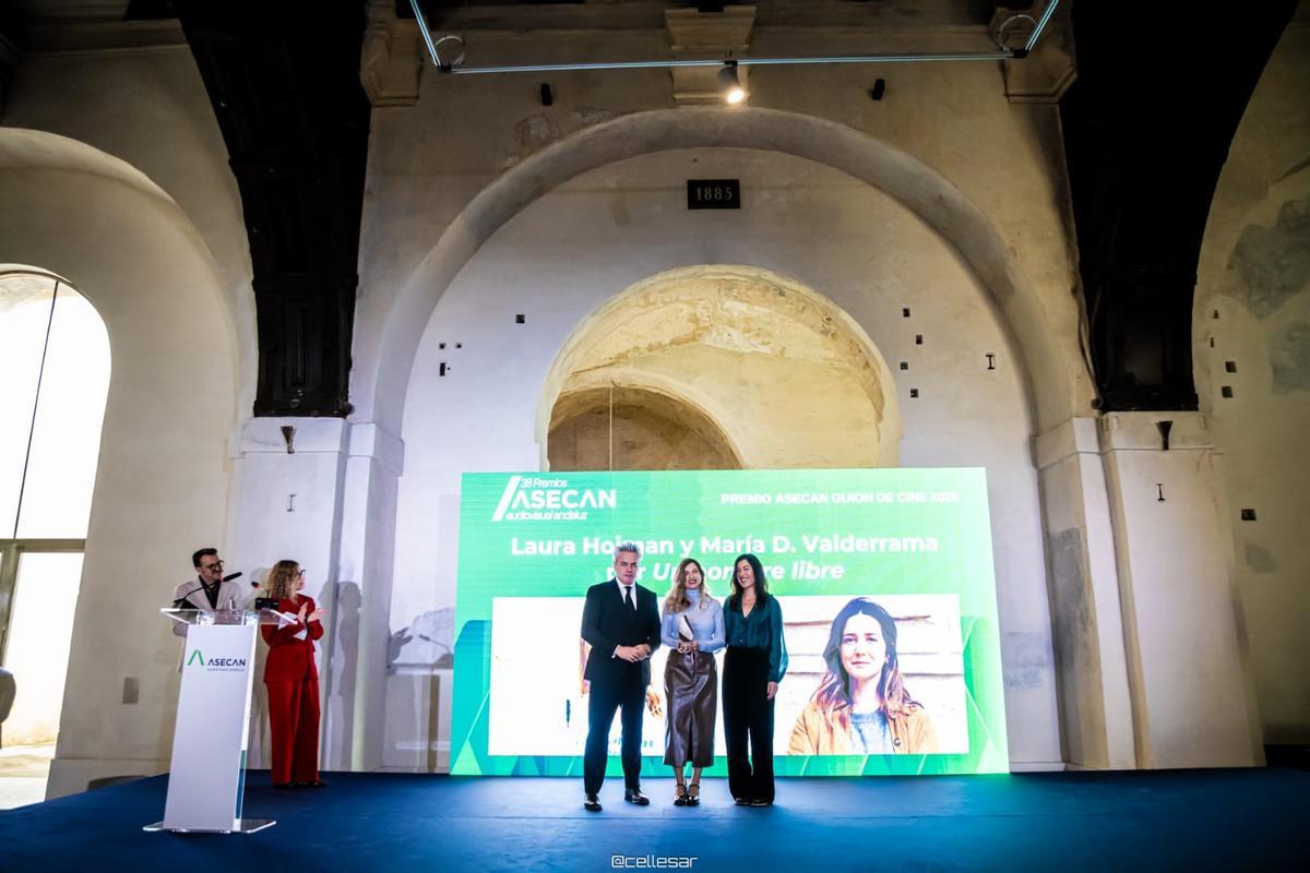 María D. Valderrama y Laura Hojman recogen el Asecan a mejor guion por 'Un hombre libre'.