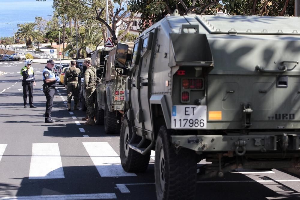 Controles de policía Local y ejército de tierra en el Puerto de la Cruz por la zona de La Vera. Coronavirus . 30/03/20  | 30/03/2020 | Fotógrafo: María Pisaca Gámez