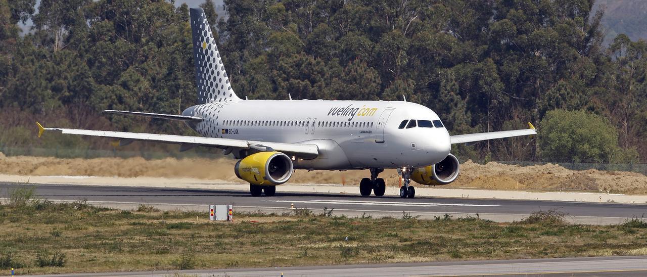 Un avión de Vueling despegando del aeropuerto de Vigo.