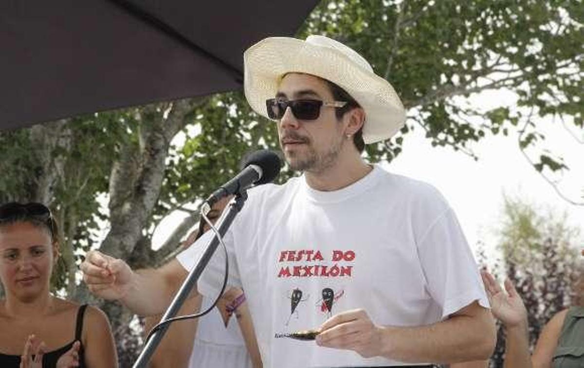 Adrián Ríos evoca al "marisco proletario" en la Festa do Mexillón, que agota a media jornada las cinco toneladas