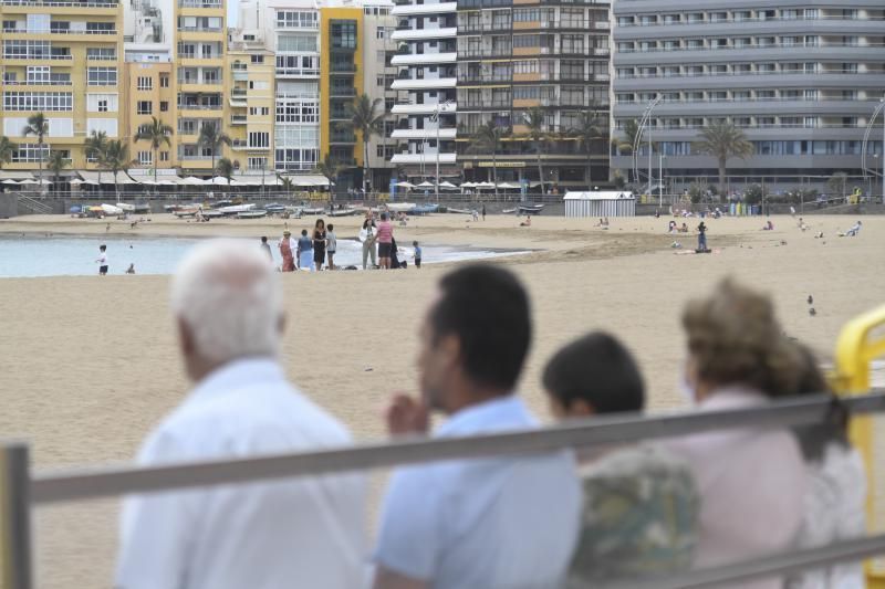 23-06-20 LAS PALMAS DE GRAN CANARIA.PLAYA DE LAS CANTERAS.LAS PALMAS DE GRAN CANARIA. Fotos de la gente desalojando Las Canteras. Fotos: Juan Castro  | 23/06/2020 | Fotógrafo: Juan Carlos Castro