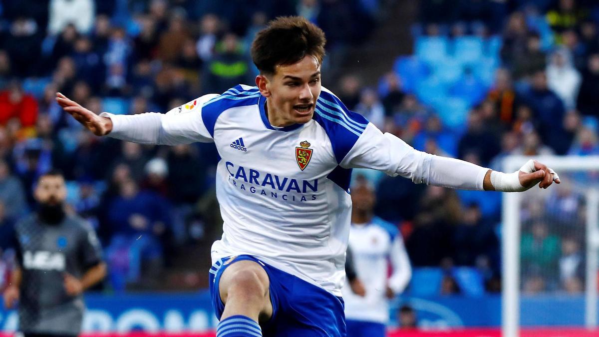 Pau Sans salta por encima de un defensor en su debut con el primer equipo ante el Alavés.