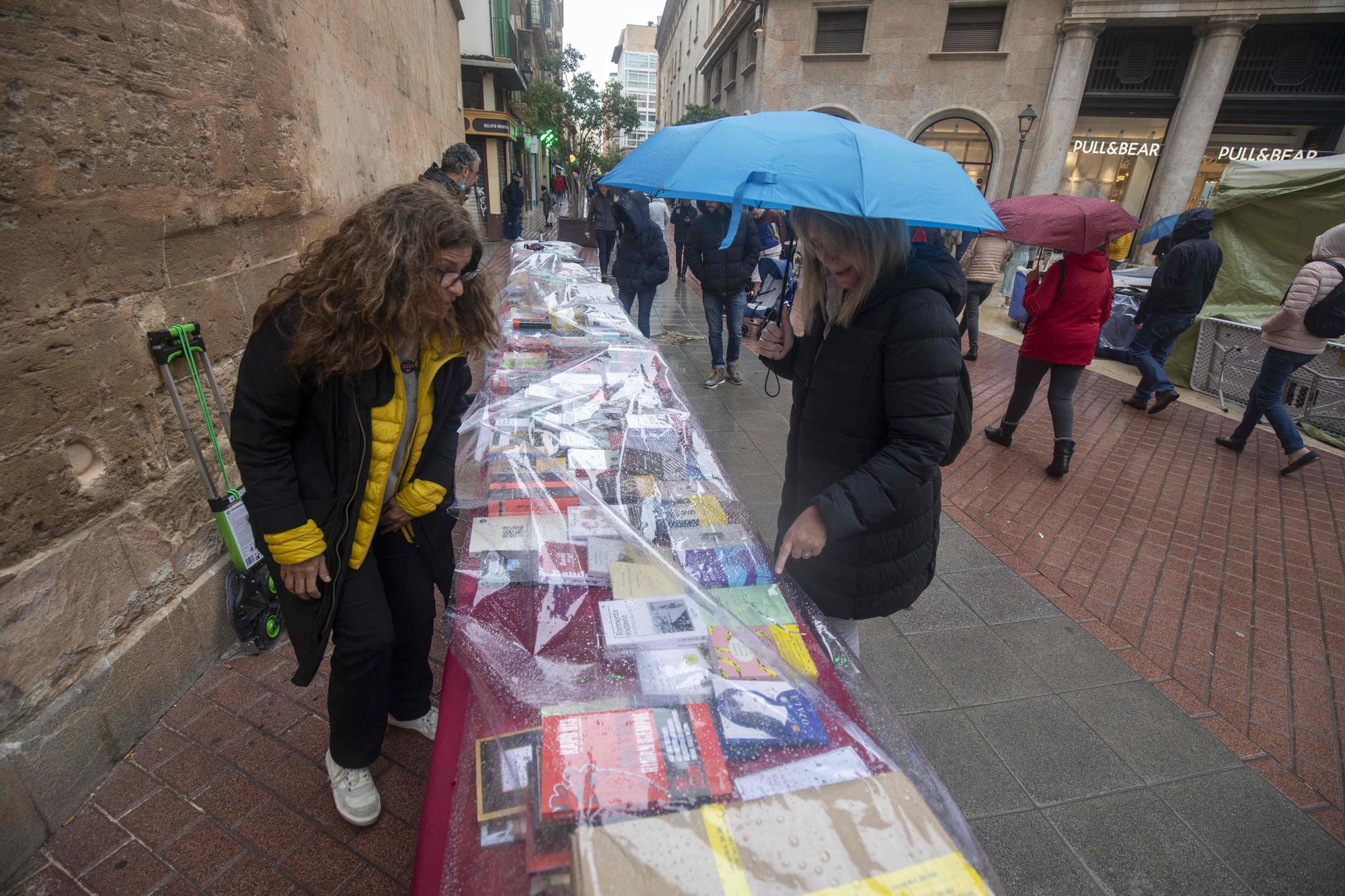 Sant Jordi en Palma revive tras la lluvia