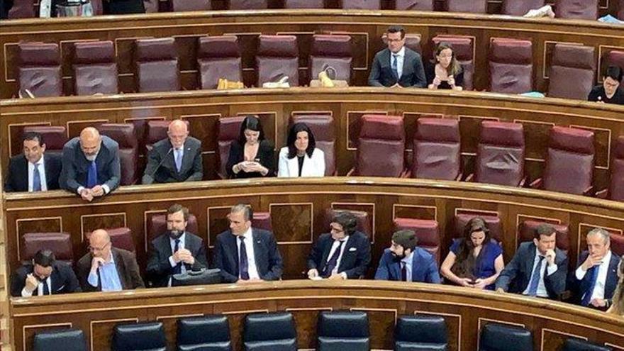 Primera provocación de Vox: Abascal se sienta detrás de Sánchez en el Congreso