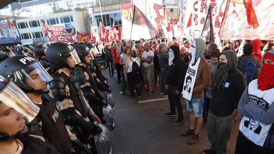 La Policía argentina intenta controlar una manifestación.