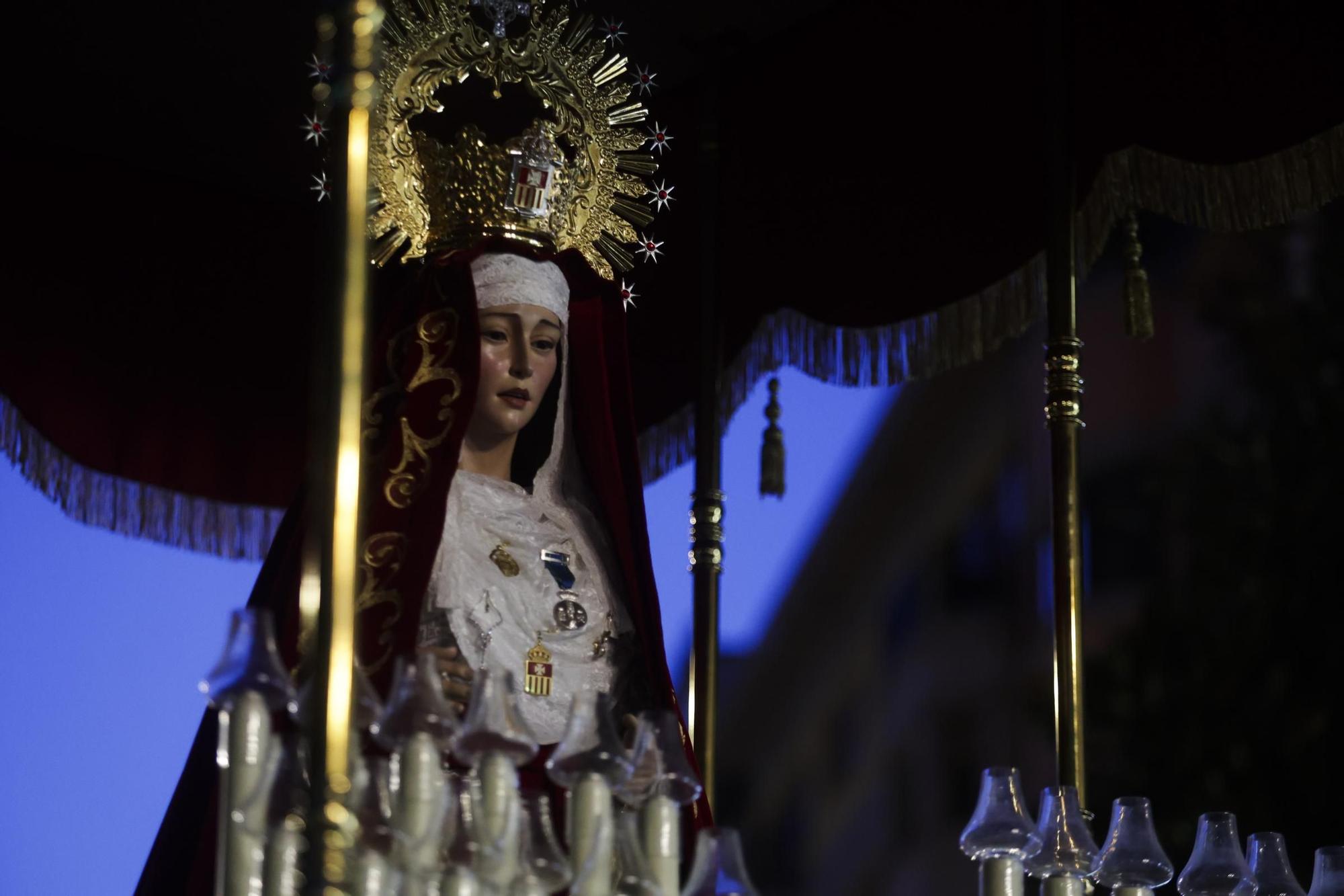 "Toda su vida fue maltratado y finalmente alguien miraba por él": las fotos de la procesión de Jesús Cautivo en Oviedo