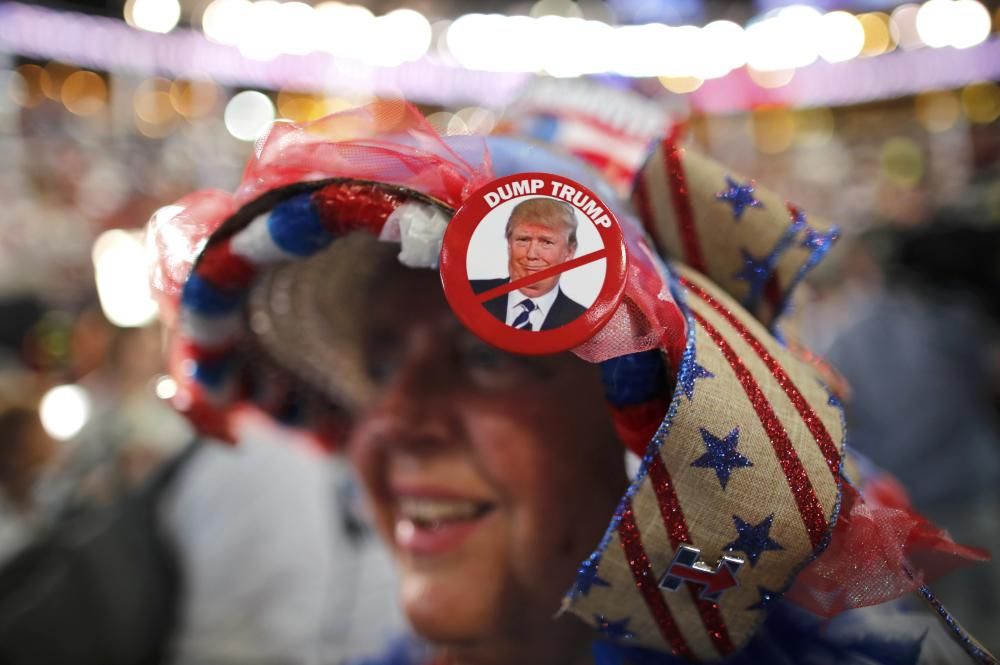 Una mujer muestra su rechazo al candidato republicano Donald Trump.