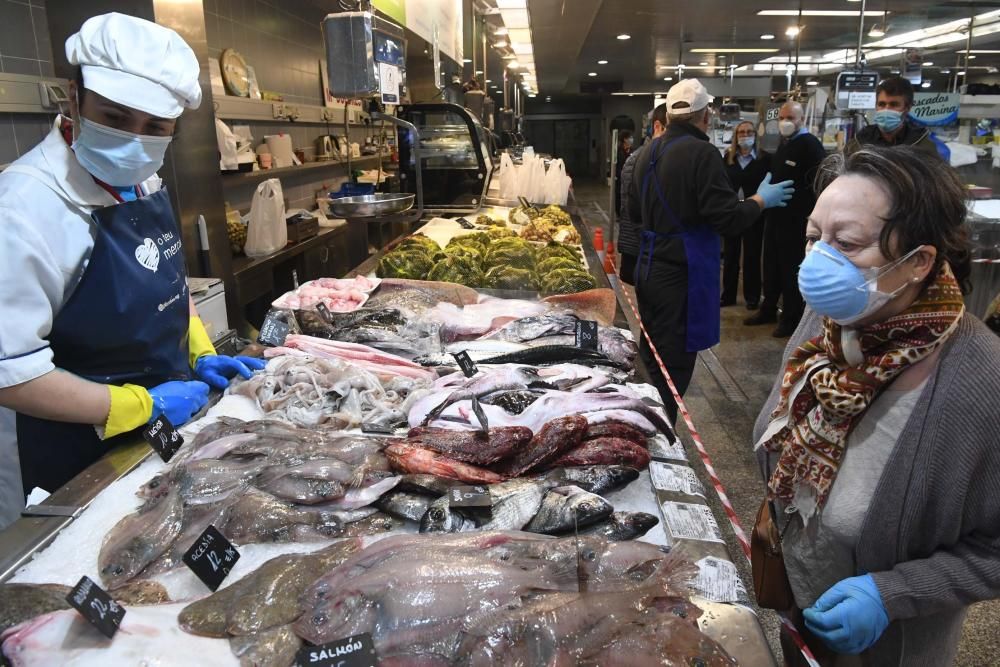 La alcaldesa Inés Rey visita los mercados municipales de Eusebio da Garda y San Agustín.