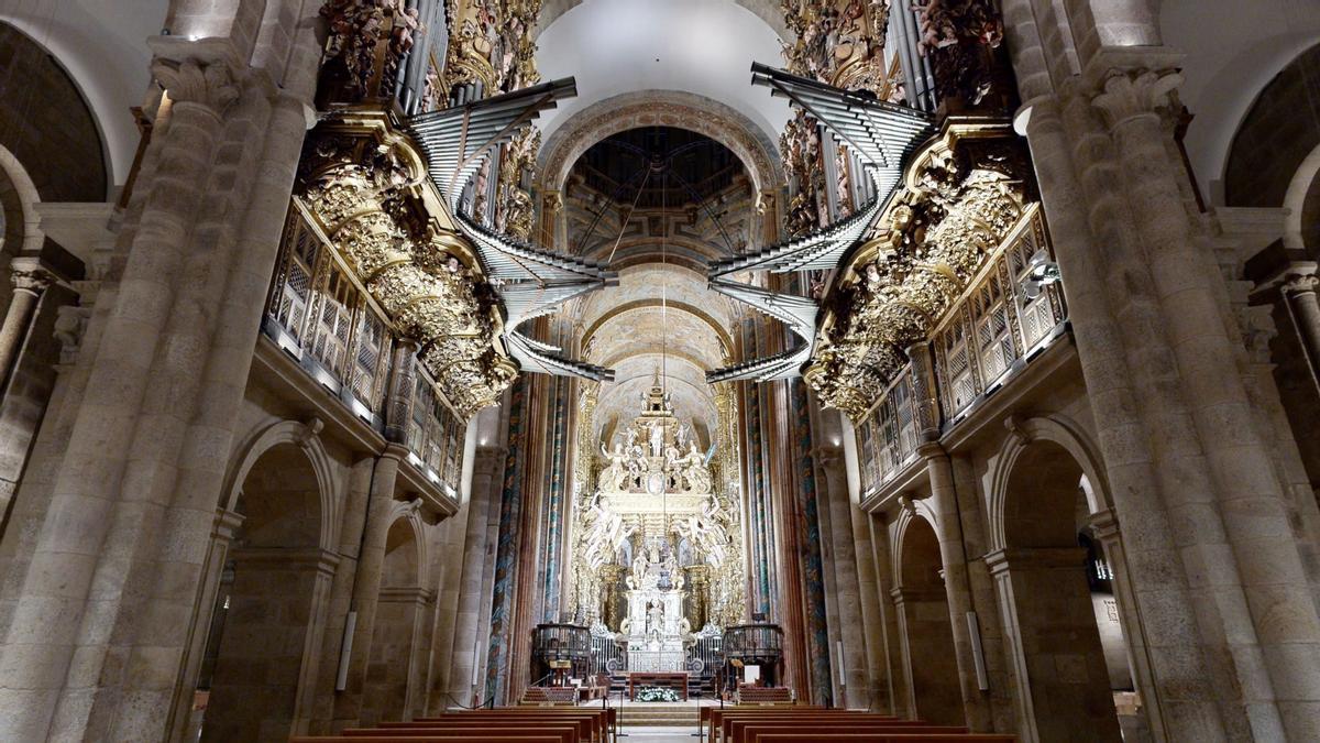 Nave central de la Catedral de Santiago con el órgano y el Altar Mayor al fondo