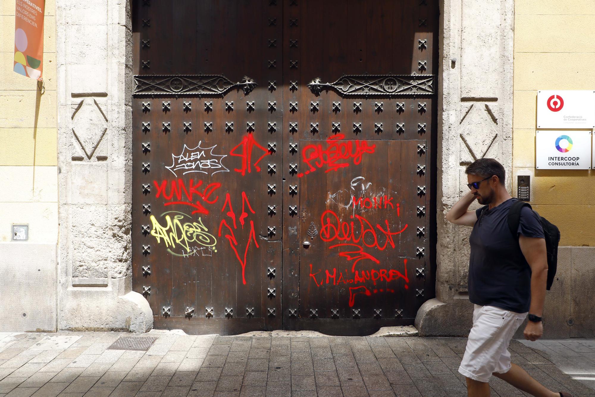 Las pintadas en el portón de entrada del Palau dels Mercader