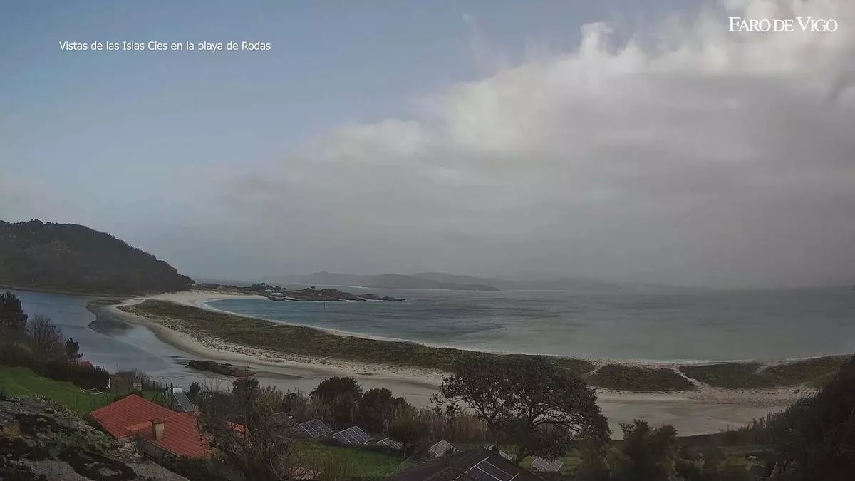 Vistas de las Islas Cíes en la playa de Rodas