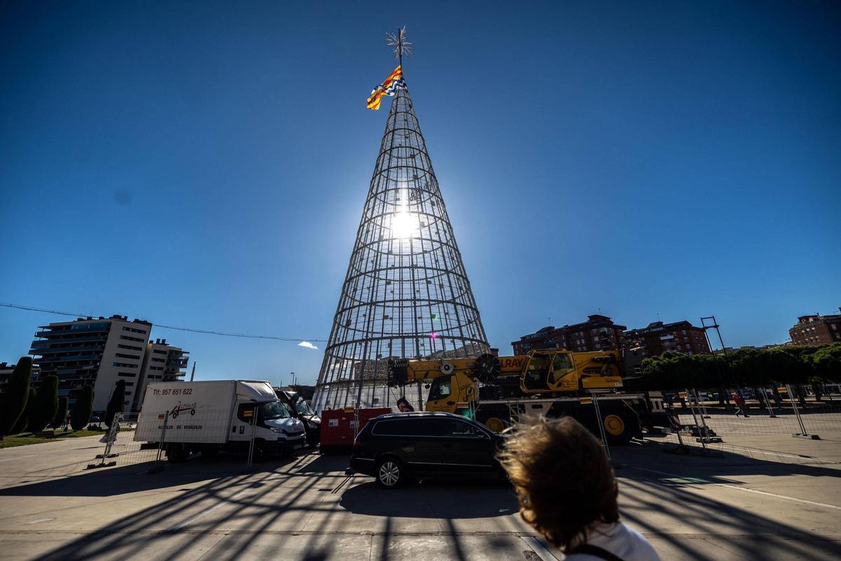 Badalona ya tiene el árbol de Navidad más alto de España