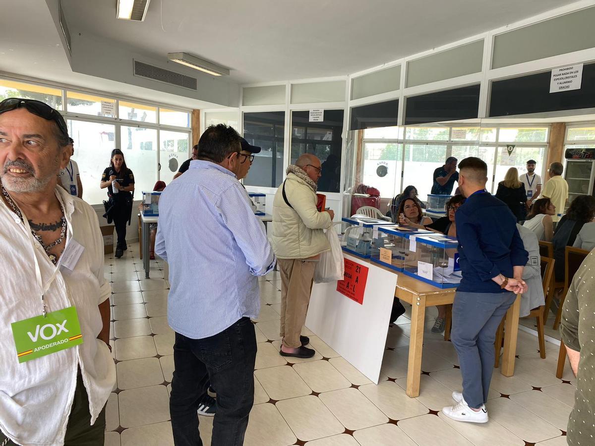 Un momento de la jornada electoral en el local social de Platja d'en Bossa
