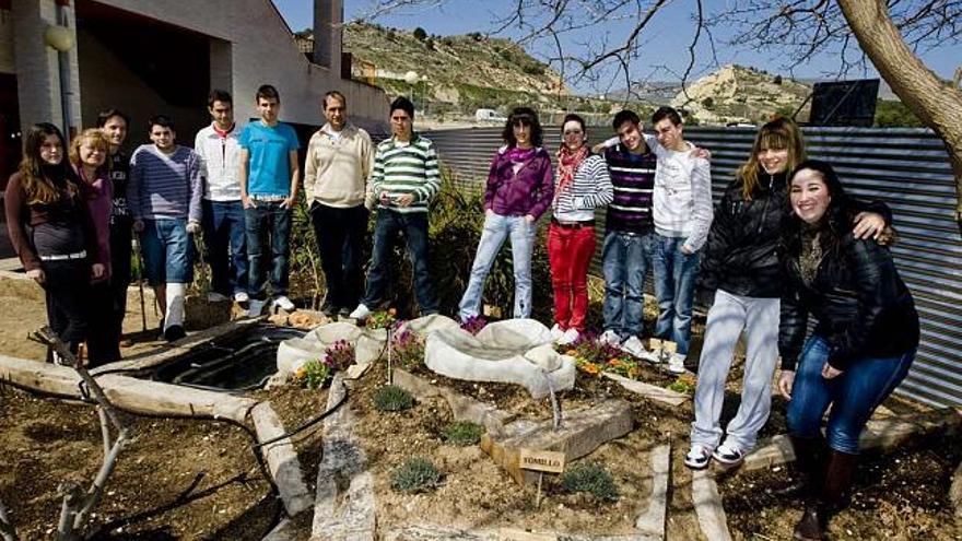 Los alumnos que han realizado el proyecto, el profesor Mario Ramón y la directora, Lola Planelles, ayer junto a la fuente