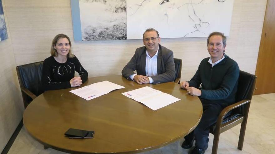 Autoridades y representantes de la empresa, tras firmar el convenio.