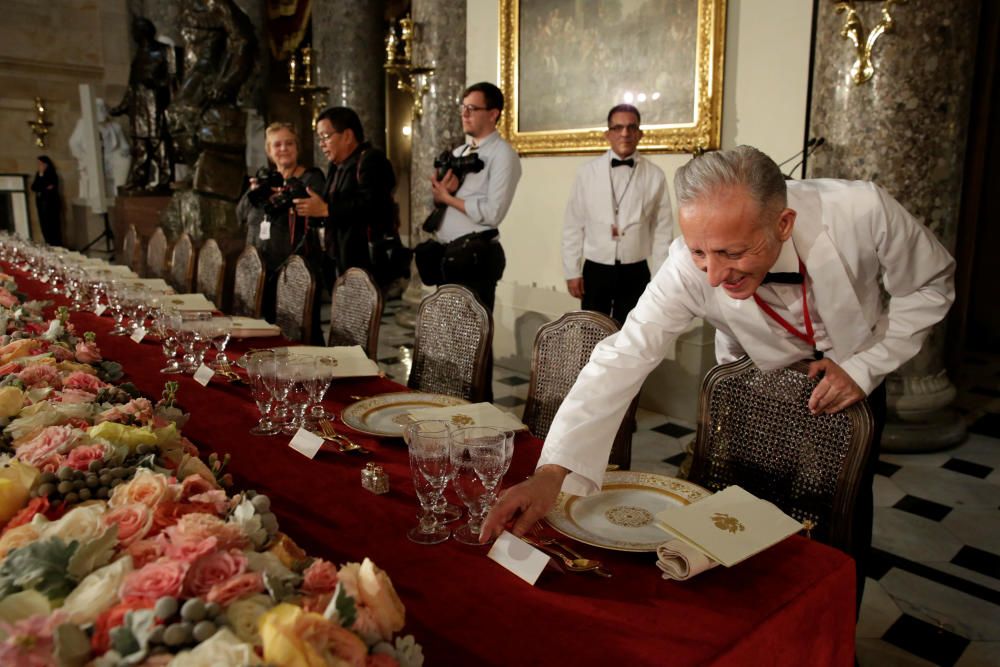 A head waiter puts name tags for U.S. President ...