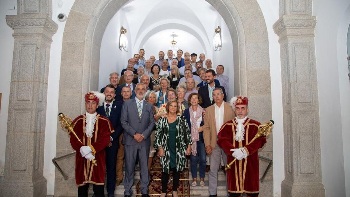 Fotografía de familia de los jubilados junto a la corporación provincial.
