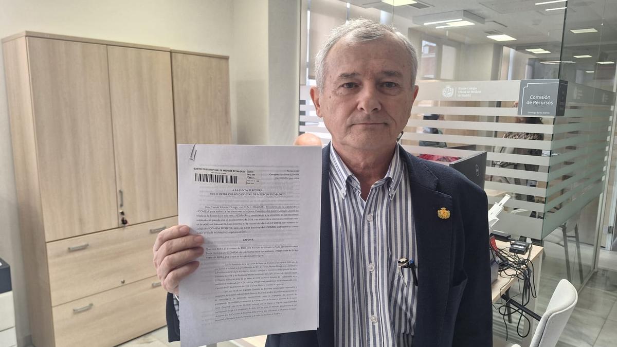 El doctor Tomás Merino, con el escrito presentado en el Colegio