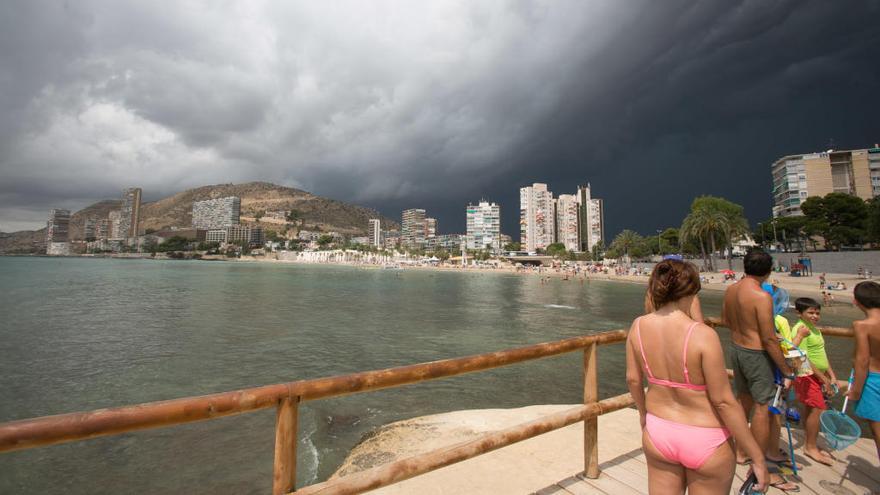 La alerta por lluvias se centra en la Marina Alta, pero sigue el riesgo en Alicante
