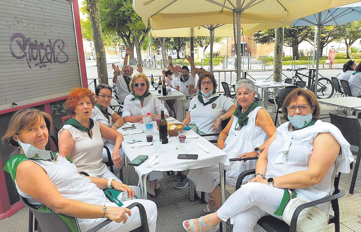 Miembros de la pena Los Casaus, durante el almuerzo de por la mañana en las ‘no fiestas’.