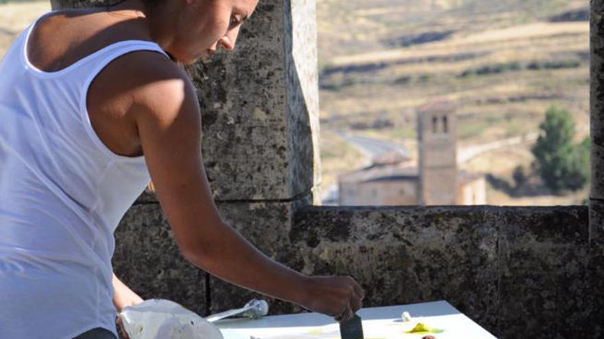 La artista grancanaria Mariana Palomino culmina una de sus obras en la Terraza de Reyes, en el Alcázar de Segovia.