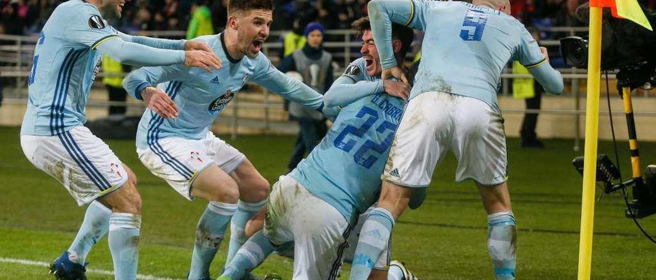 Los jugadores del Celta celebran el gol definitivo de Cabral. // Sergey Dolzhenko