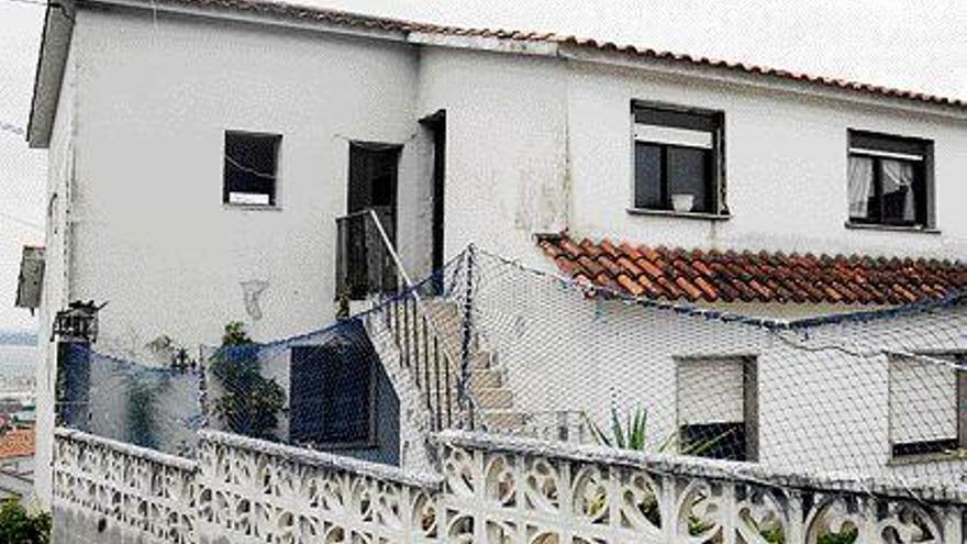 El incidente se produjo en esta casa de A Carballeira, en cuyo interior aún había un fuerte olor a gasolina. / r. Vázquez