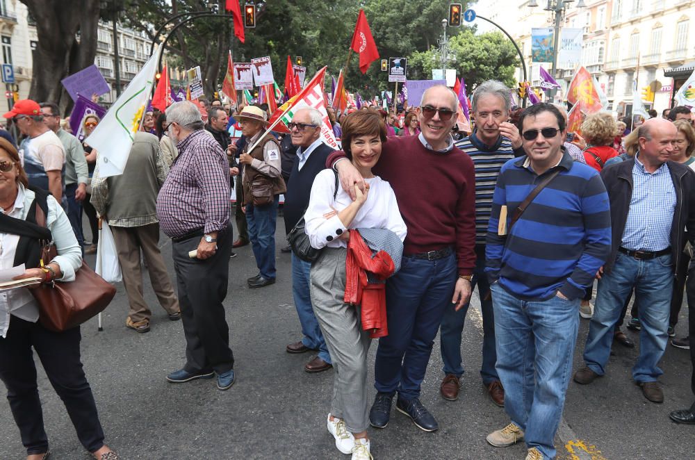 Miles de personas participan en la marcha convocada por los sindicatos para este martes, Día Internacional del Trabajo