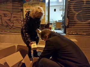 María José ayuda a Ivan a meter productos de alimentación en cajas en la asociación de ucranianos de la calle Valmojado de Madrid.
