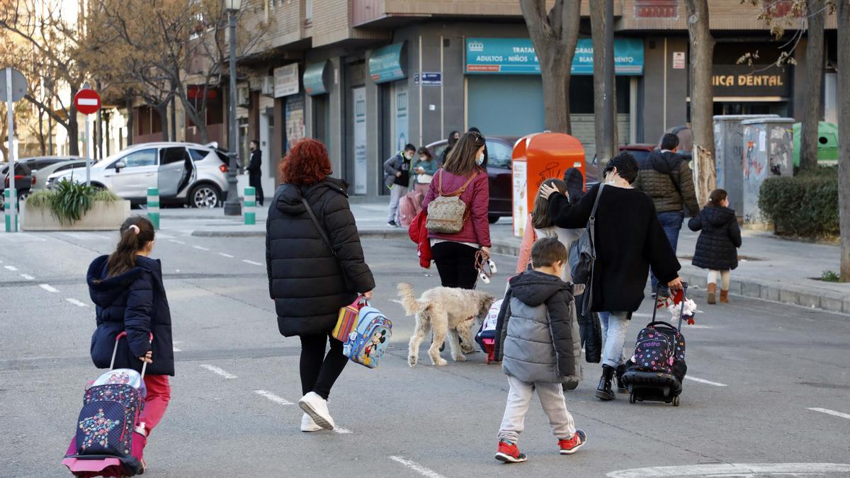 Familias a la salida de un colegio en València.