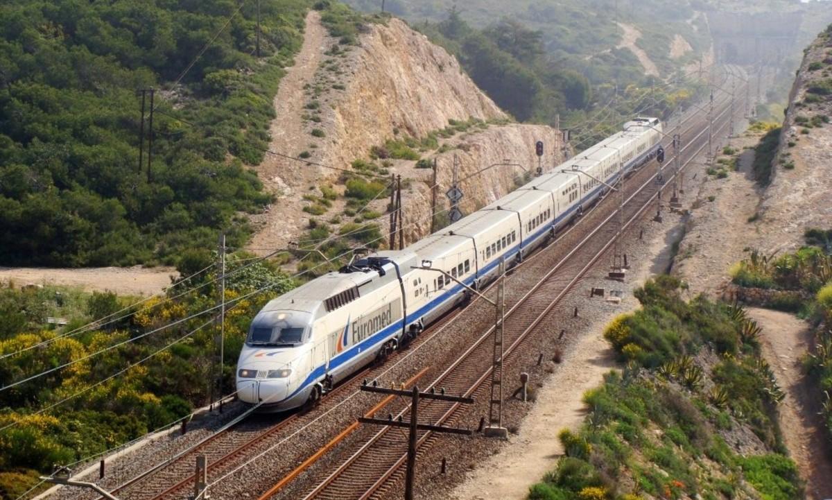 Un tren Euromed permanece atrapado en l'Aldea debido a la caída de árboles por el viento y a un incendio en Alcalà de Xivert.
