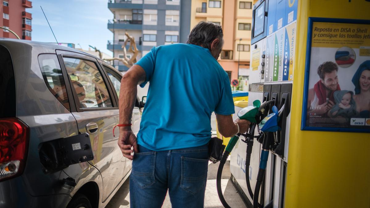 La bonificación al combustible aprobada por el Gobierno es igual para todo el mundo, sea rico o pobre y tenga alternativas al coche o no.
