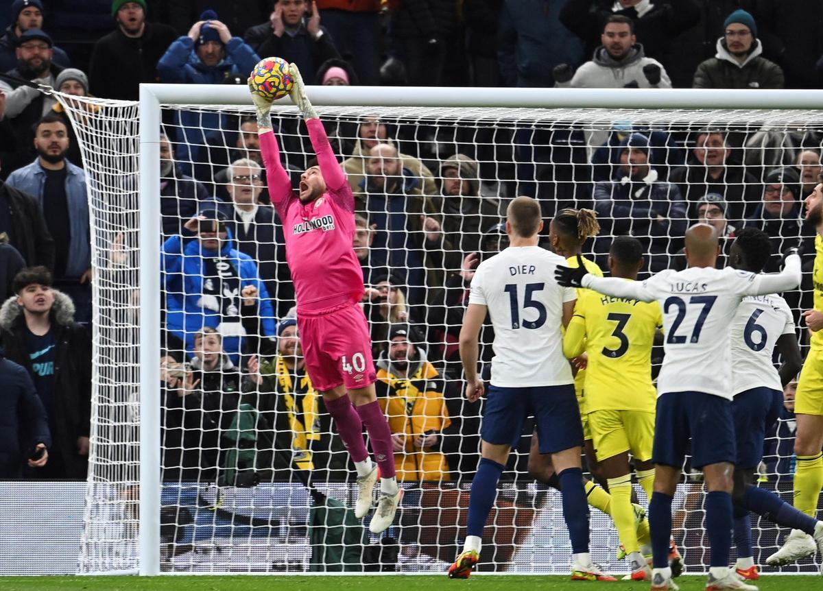 Ferllo ataja un balón en un partido de Premier League entre el Brenford y el Tottenham.