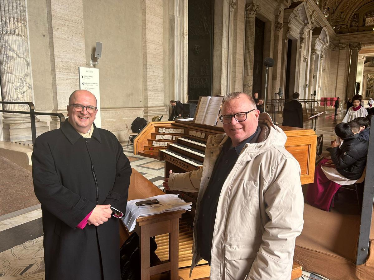 El organista del Vaticano, el catalán Josep Solé, a la izquierda, con Manuel Ramos en su visita a Roma en febrero