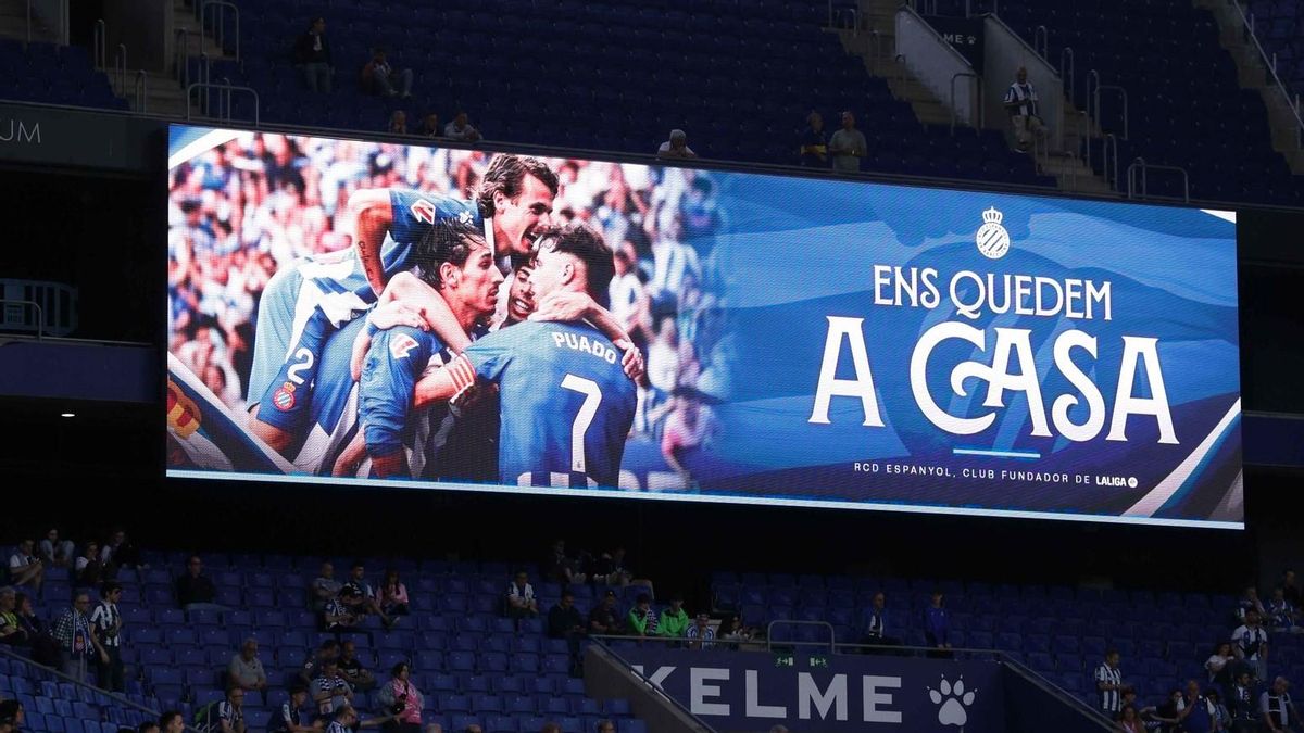 El Espanyol celebra su permanencia en Primera tras batir al Las Palmas.
