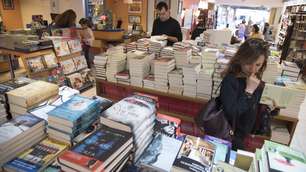 Gent comprant llibres a la llibreria Parcir de Manresa