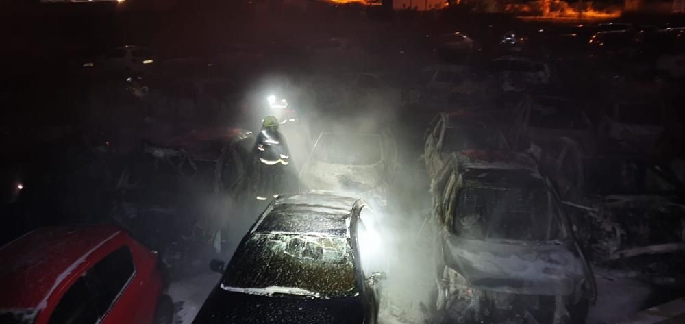Un gran incendio calcina más de 40 coches en un almacén de vehículos en Alicante