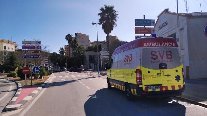 Una ambulancia circula por una calle en una imagen de archivo.